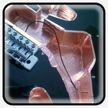 Blindage des cavités d'une stratocaster avant pose de micros custom.
